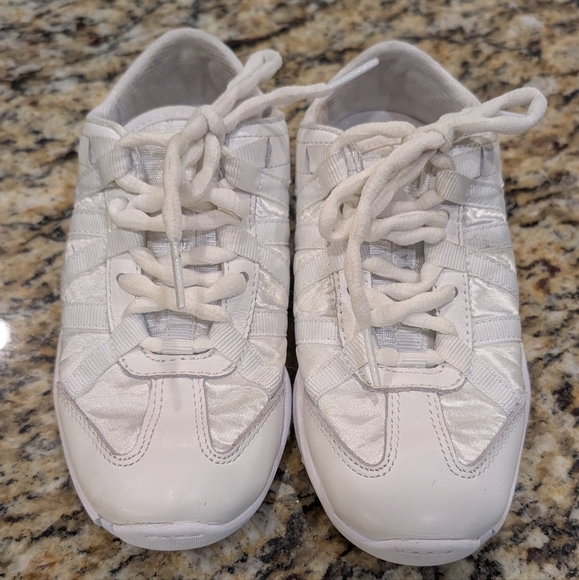 EUC Nfinity Evolution Cheer Shoes Size Y2 - Picture 1 of 8